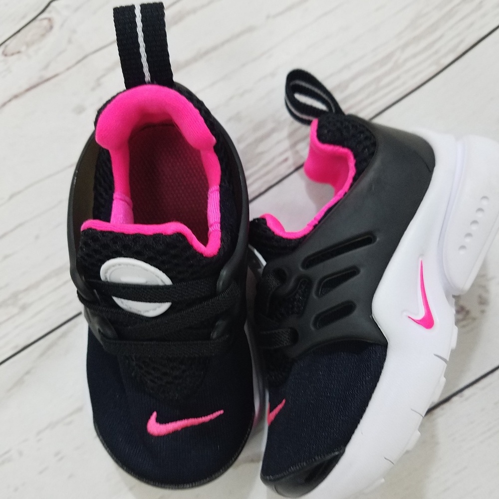 Nike - 5C - Black/Hot Pink EUC